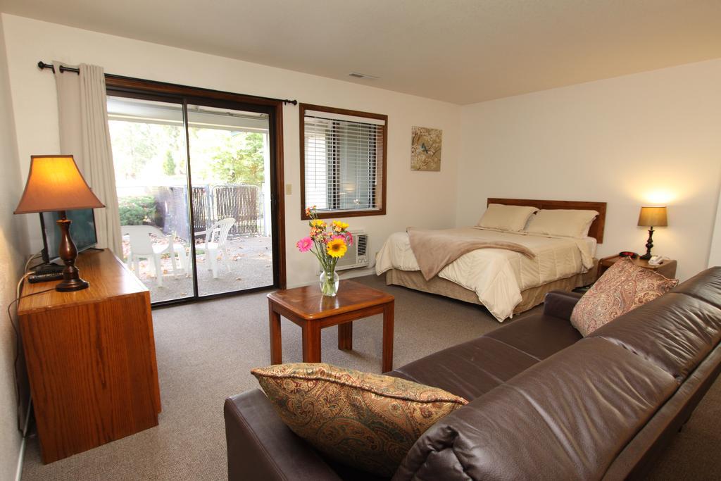 Volcano Pioneer Inn & Suites מראה חיצוני תמונה