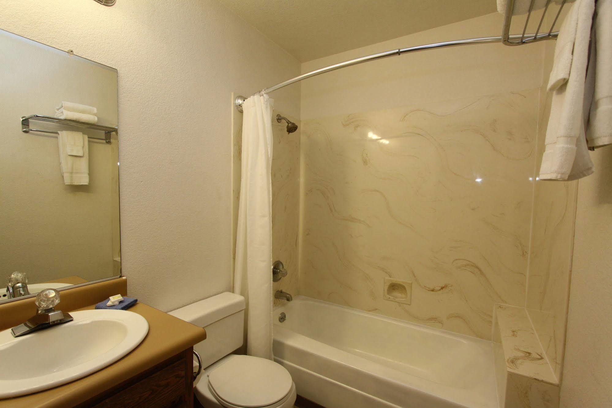 Volcano Pioneer Inn & Suites מראה חיצוני תמונה